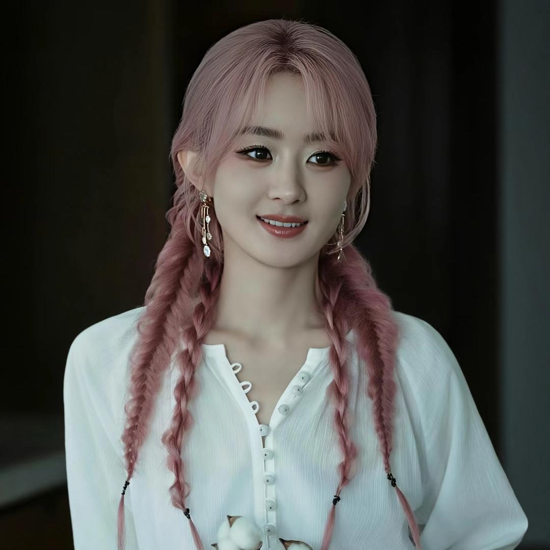 她以《花千骨》《知否》等爆款剧积累庞大粉丝基础，
微博微指数曾破8亿，展现强大流