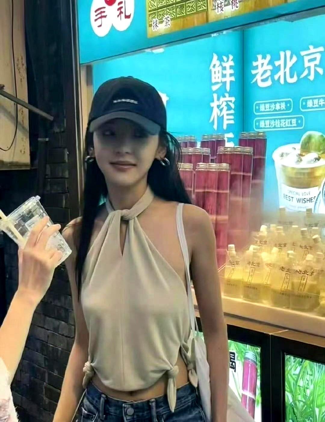 现在的审美真的变了！

大家好像不再追那种需要华服珠宝、精修图撑着的“女神”了。