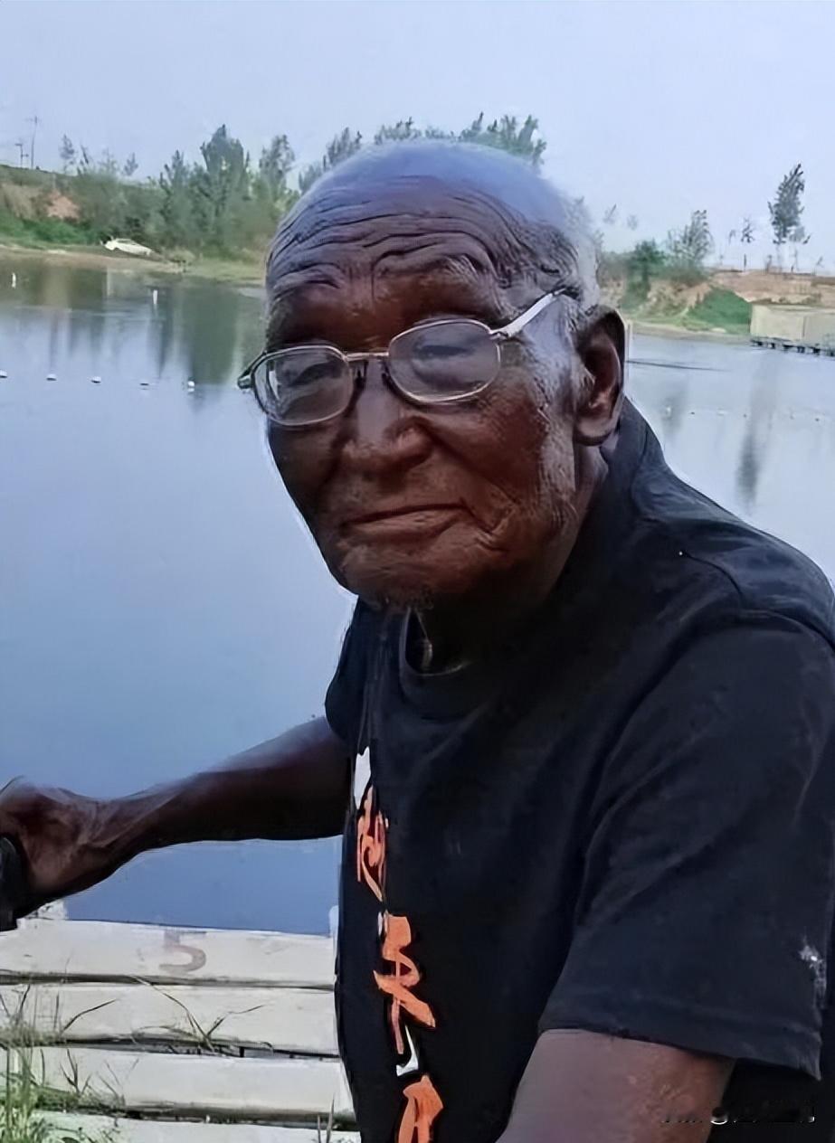 河北“钓帝”安国勇，75岁，前几天走了。医生诊断是白肺。可熟悉他的人都说，他是把