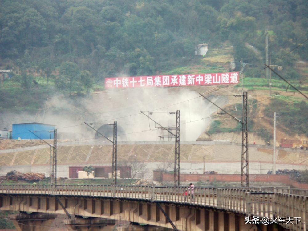 2011年3月，当时刚开工不久的成渝高铁新中梁山隧道重庆端洞口，这是一次隧道爆破
