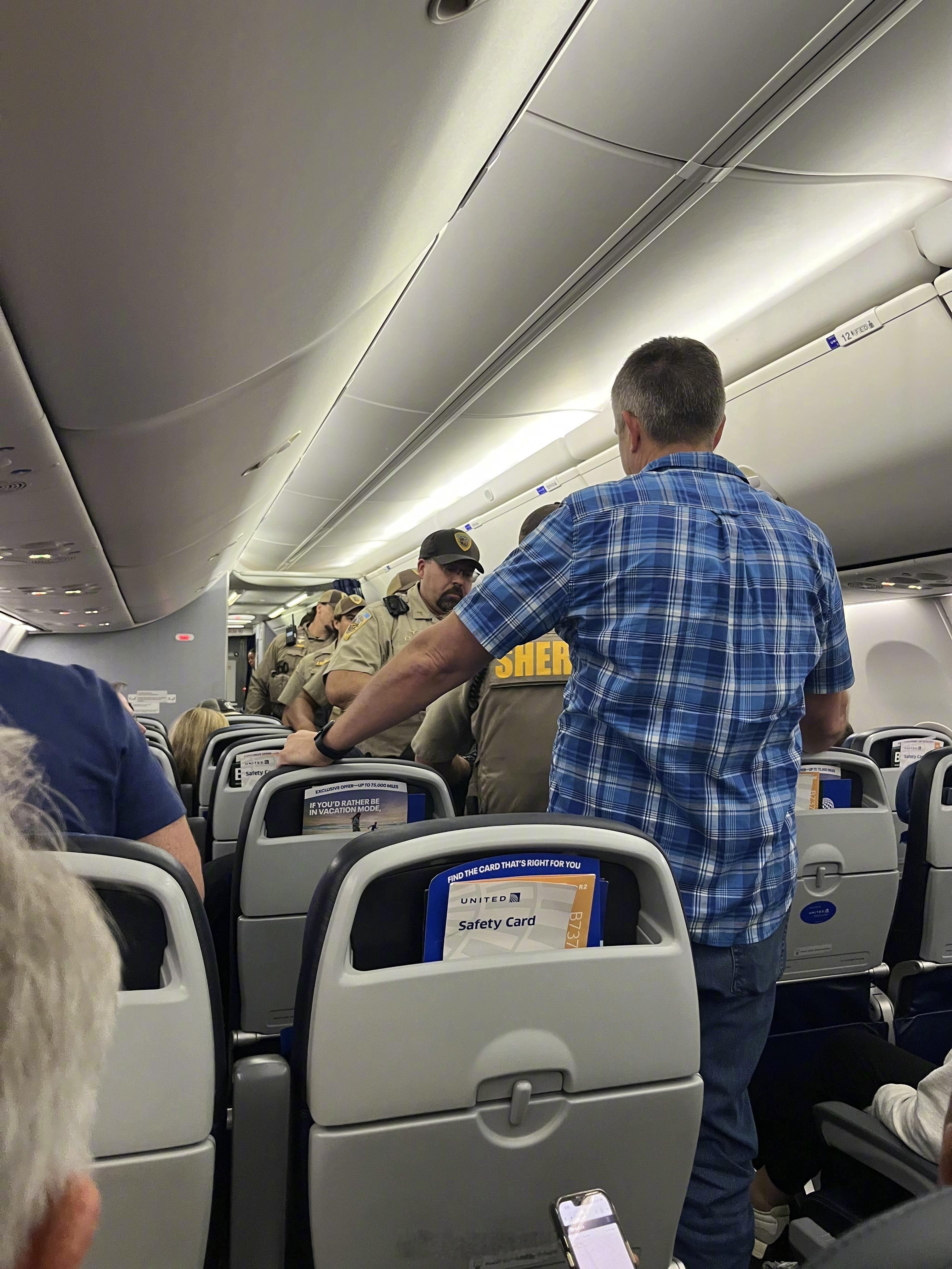【在飞机上用“Hi Jack”打招呼会怎么样？】当地时间周五晚，美联航一架737