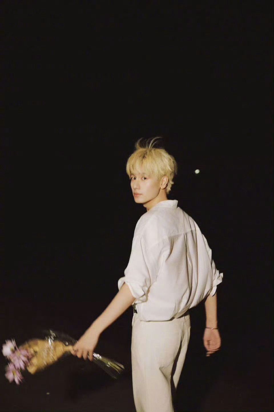 胡先煦金发帅得我有心事了胡先煦留部偶像剧吧金发能不能焊在胡先煦头上啊！海边捧花氛