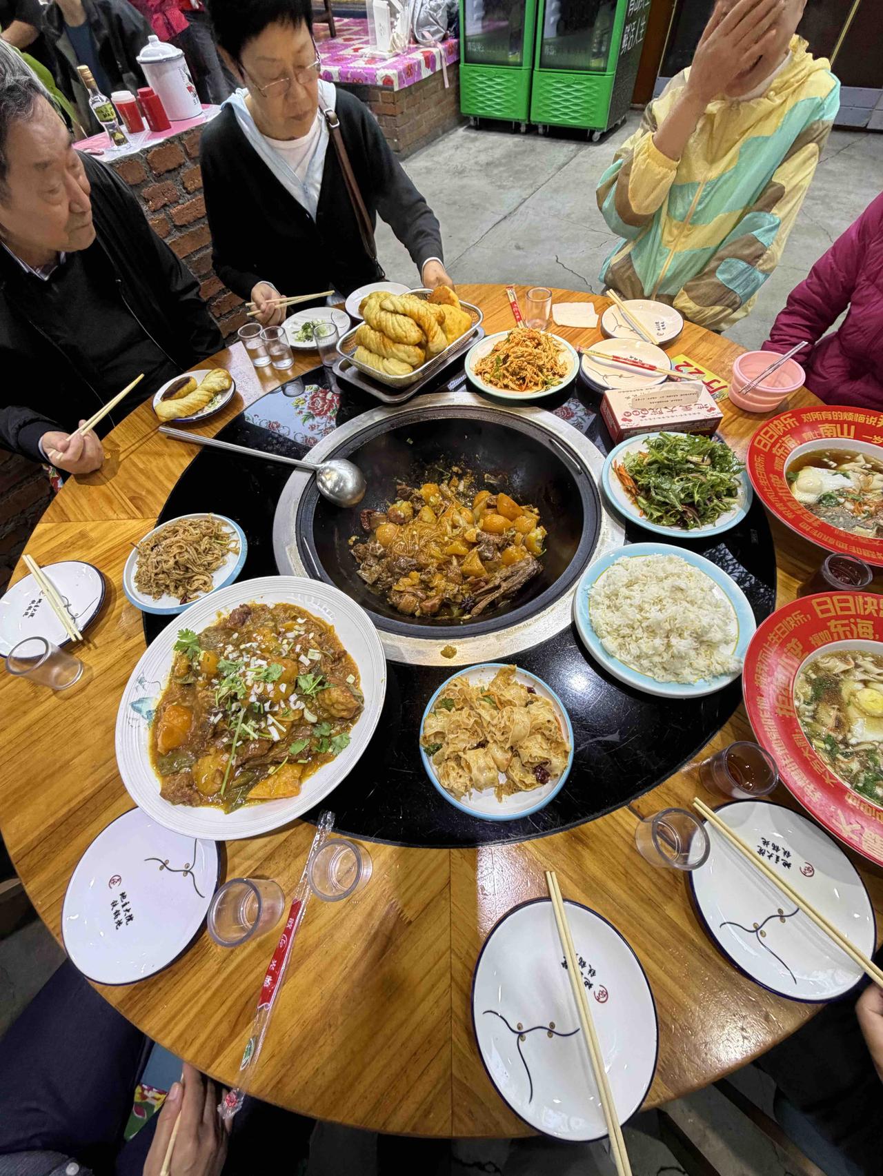 昨天晚上，我们西安东北旅游团，经过先后八个小时车程，从吉林赶往黑龙江，晚上6点多