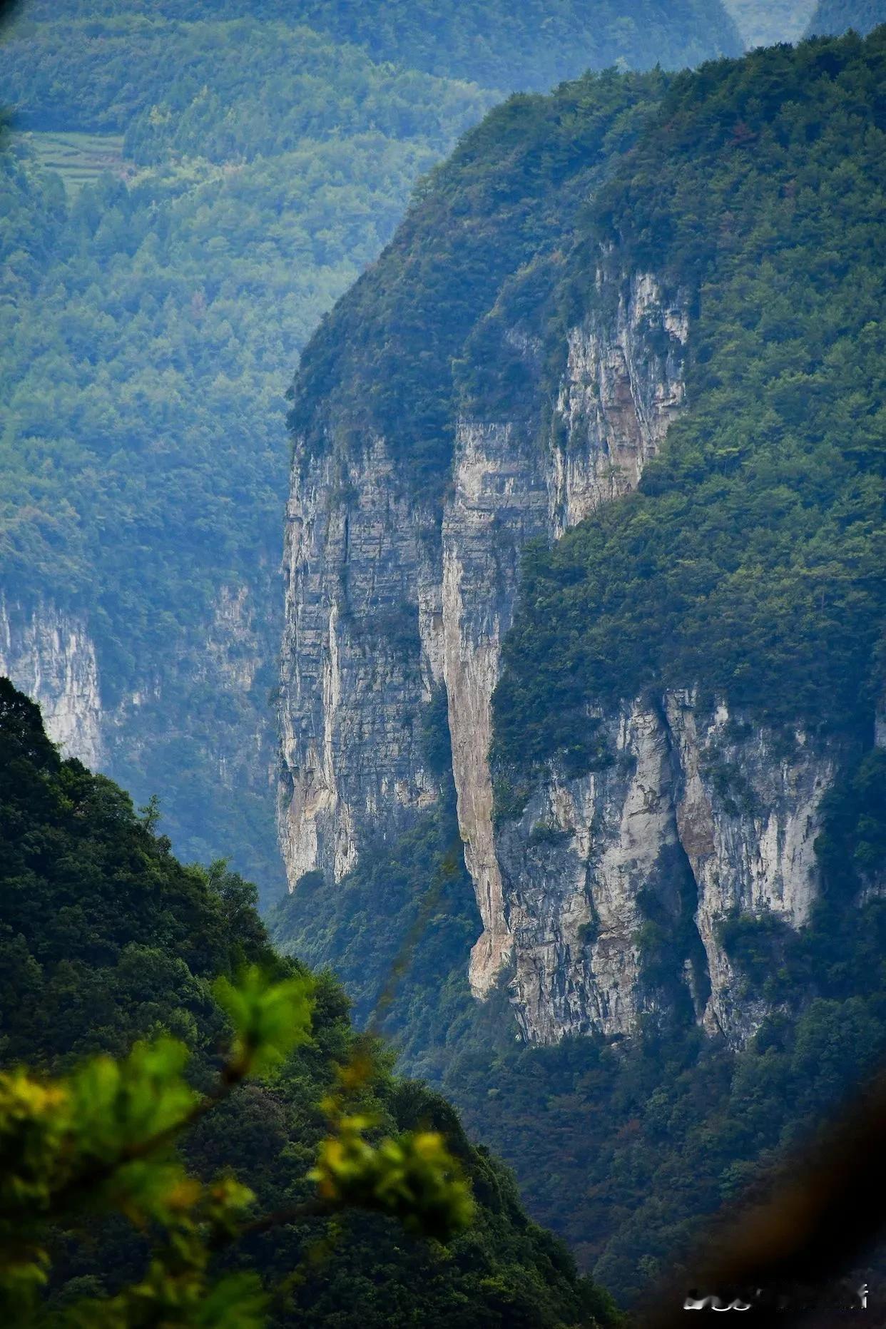 原来，在武陵山大裂谷，也有一个小夔门，就在景区的东部，海拔1200米，岩壁就像刀