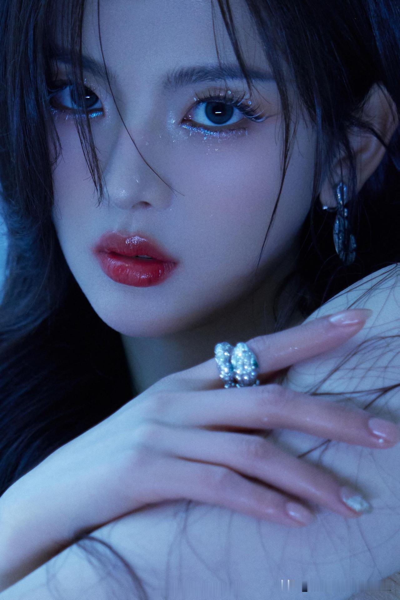 杨超越碧色长裙清冷迷人