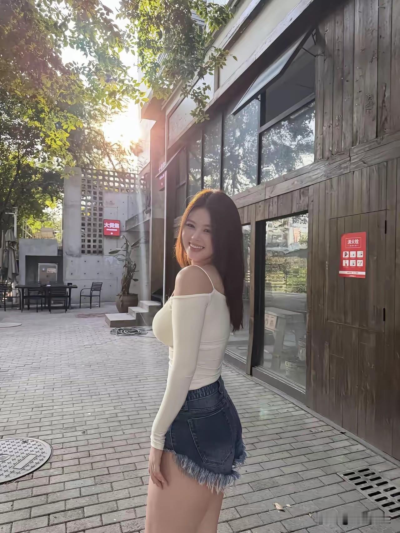 阳光明媚，笑容灿烂的她真可爱。