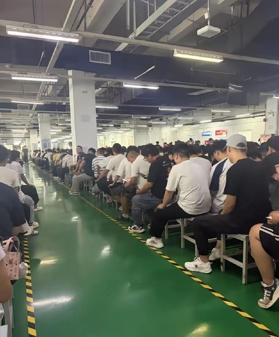 听过太多的互联网大厂豪华年会，这个螺丝大厂的会是个什么会呢？有些严肃呢。