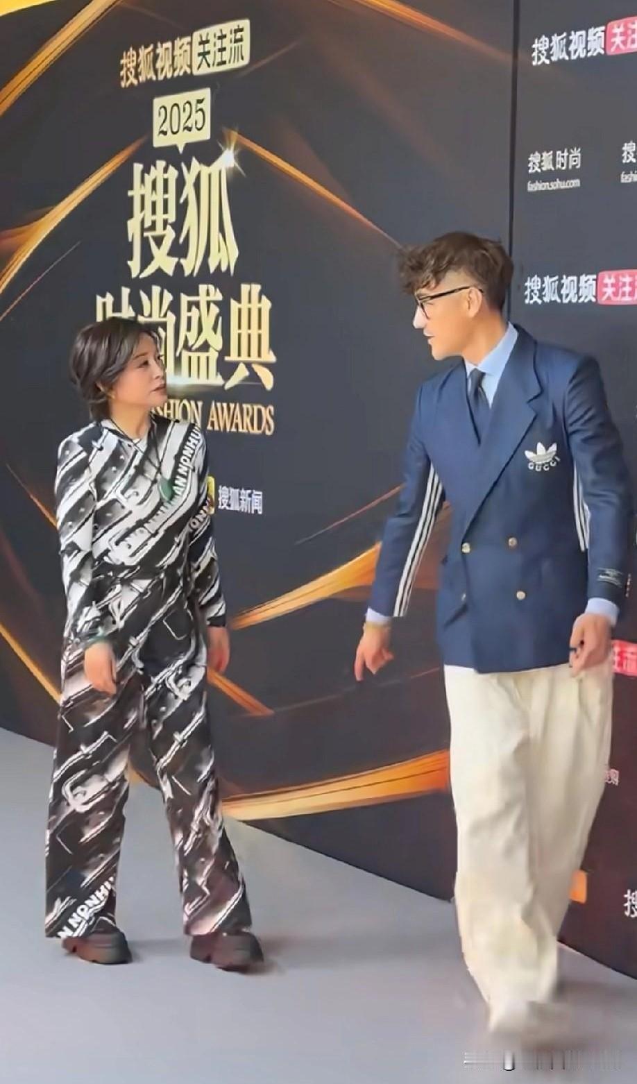 12月18日晚，搜狐时尚盛典红毯星光璀璨。75岁的刘晓庆以一身简约大气的黑白配造