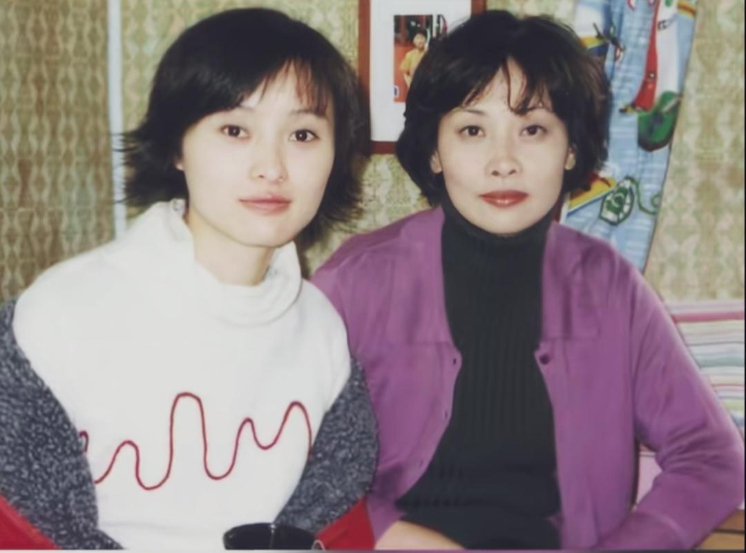 吴越身边的女士是谁？是她妈妈吗？长的很像！
