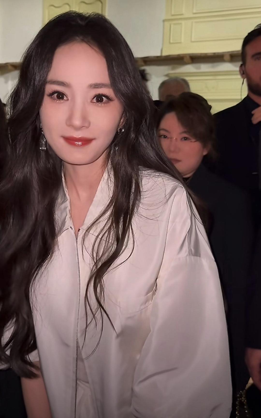 杨幂登陆少年合影 幂神怼脸不在怕的，生图依旧能打