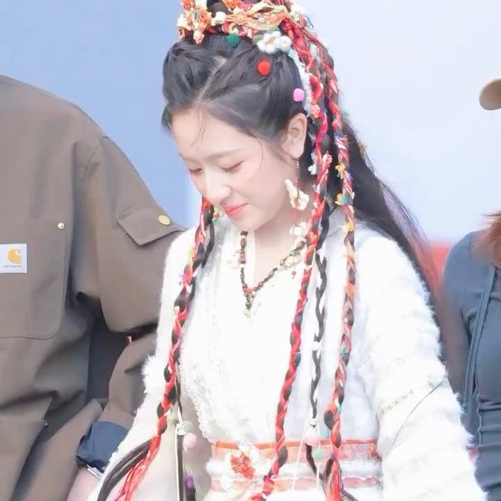 李兰迪这个异域民族少女造型真的太惊艳啦！路透图就如此好看，独特的服饰搭配尽显灵动