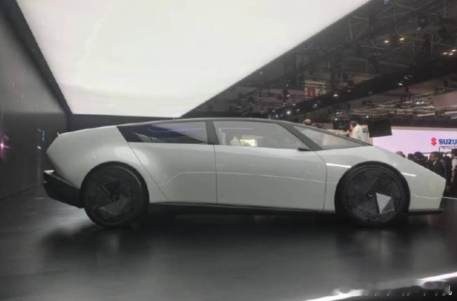 东京车展上的本田Honda 0 SALOON。啊？车侧怎么有点眼熟，是和mega