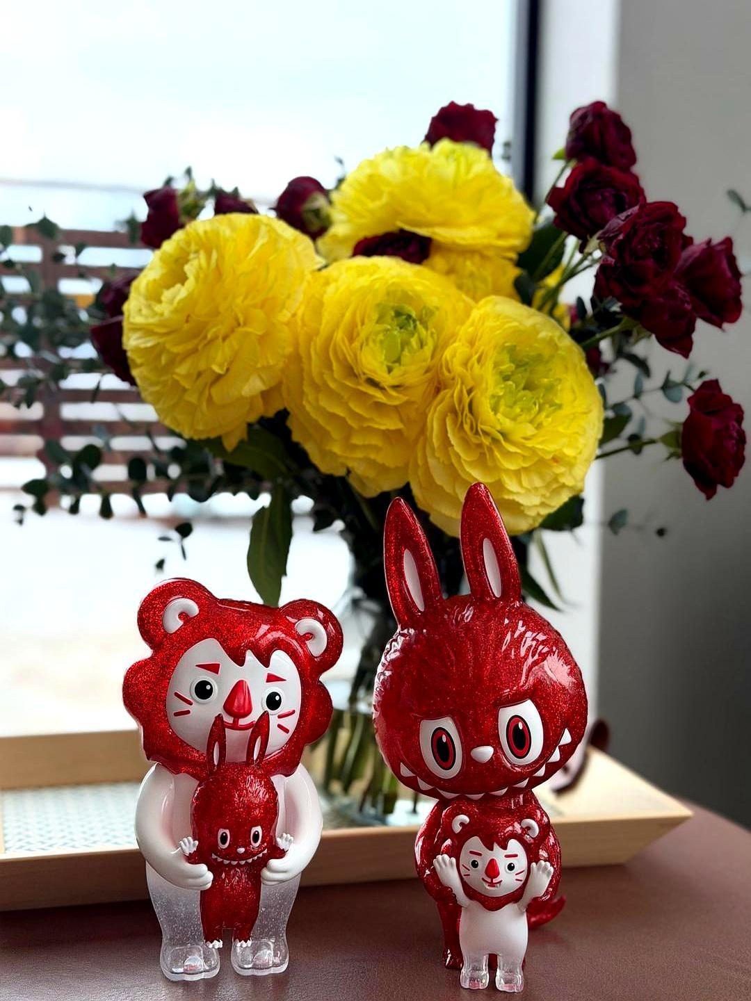 60岁刘嘉玲的开工照，竟把小8岁的杨千嬅给“秒”了。
 
大年初八，她就穿件紫红