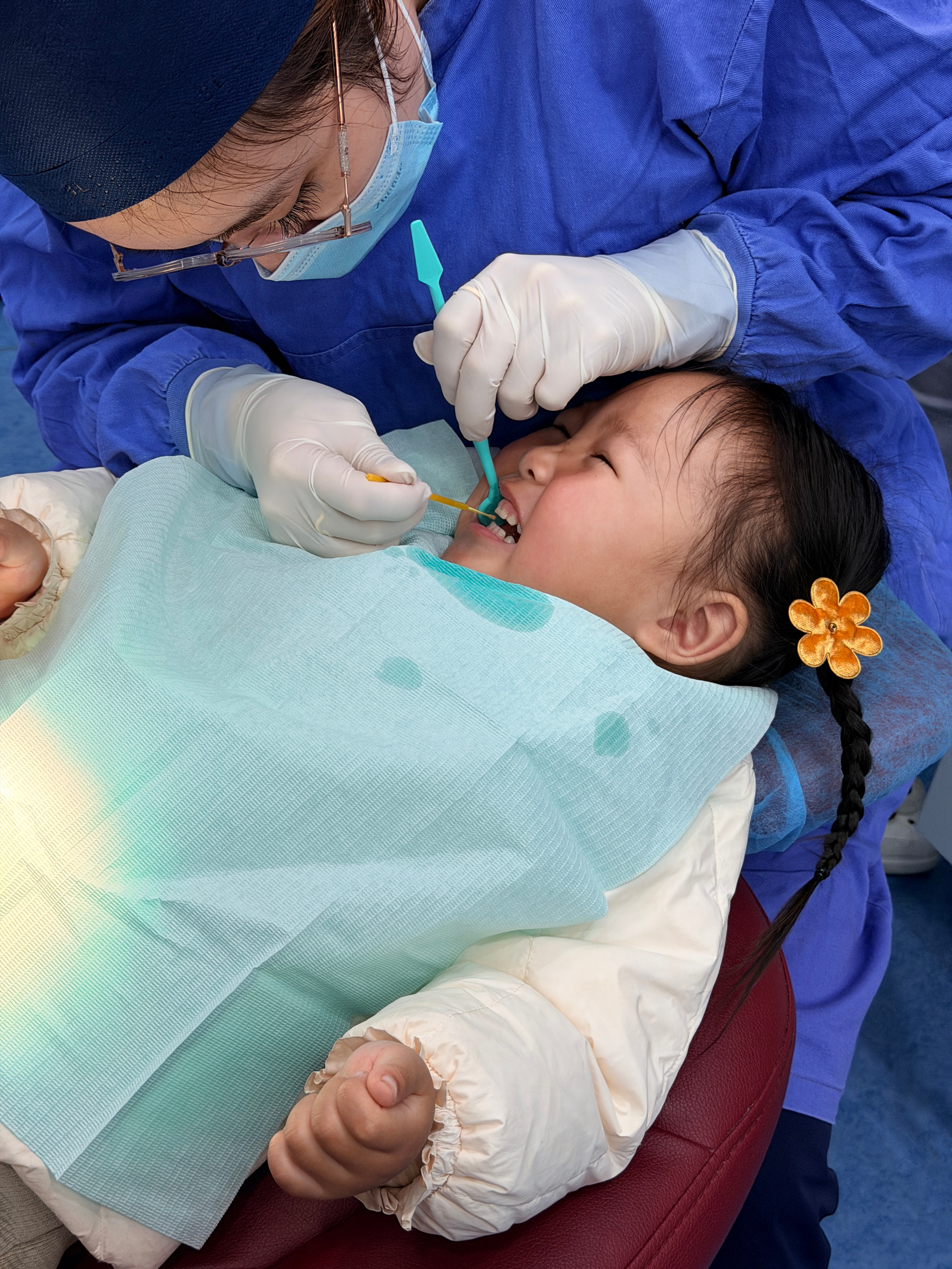 2岁9个月第一次涂氟，全程很配合表现棒棒～（注意紧张的小拳头hhh） 