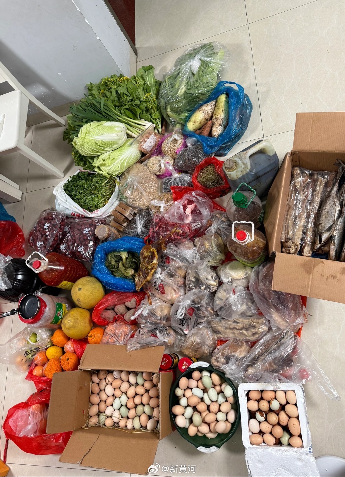 #网友后备箱被爸妈塞了半头猪#【 正月初六返程高峰开启，#全国网友晒同款返程后备