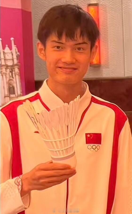#盛李豪超大号羽毛球# 救救 要笑死了 ​​​