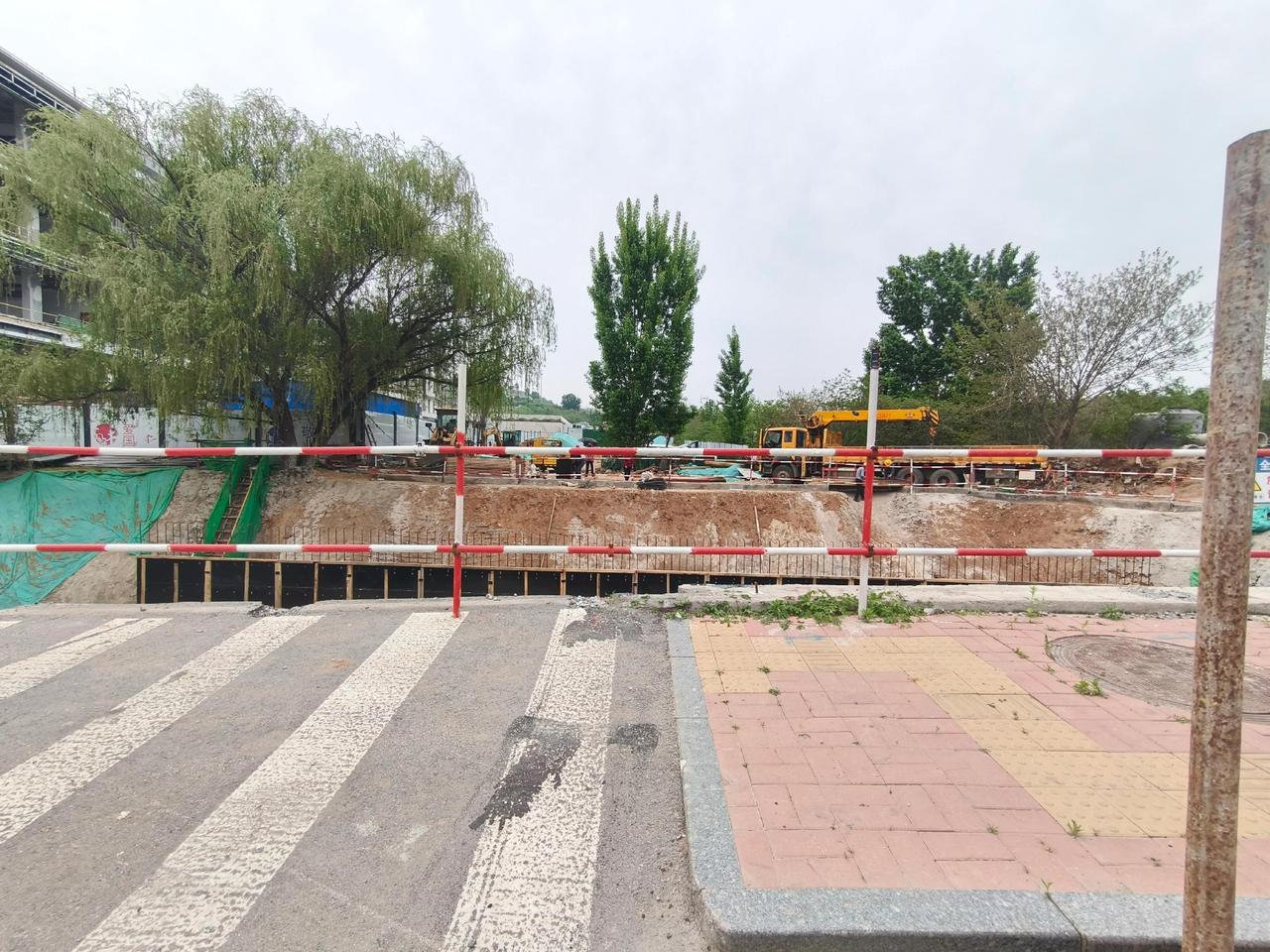 长岭山凤山路以东公立初中进展很快！真是一天一个样，肉眼可见的快，由于学校大门在东