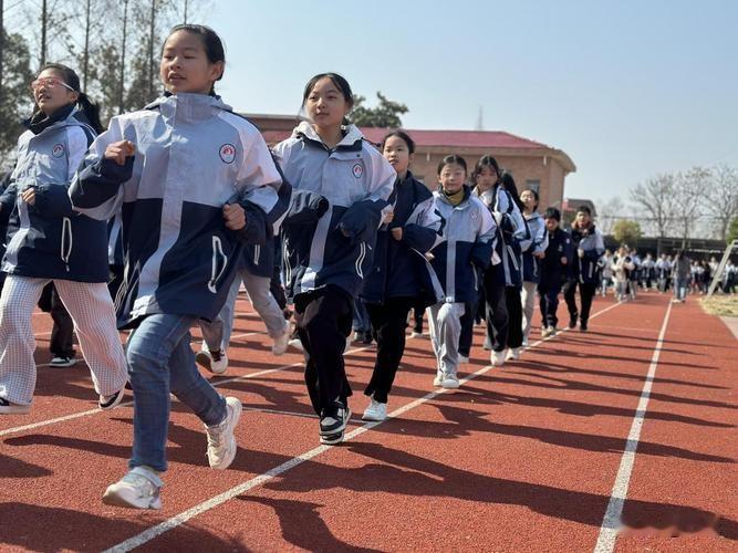 教育部动真格！严查“阴阳课表”，中小学生每天体育不低于2小时
 
家长们注意！2