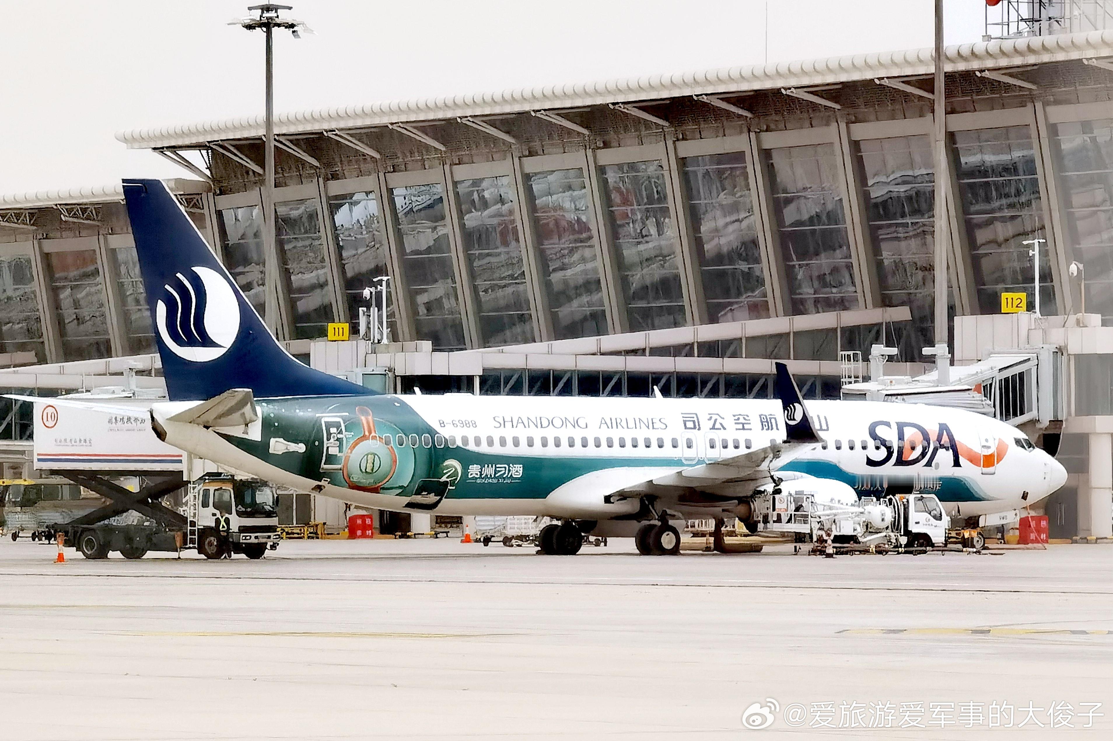 山东航空的“酒企” 涂装737-800 系列B-6988 “贵州习酒”彩绘& B