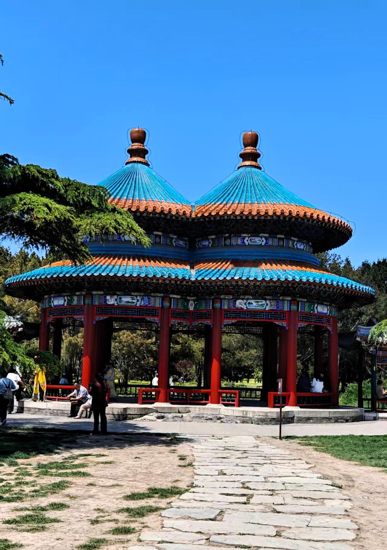 蓝天下的天坛双环亭，那美简直绝了！天坛本身就是宝藏，像祈年殿、皇穹宇、圜丘坛等著