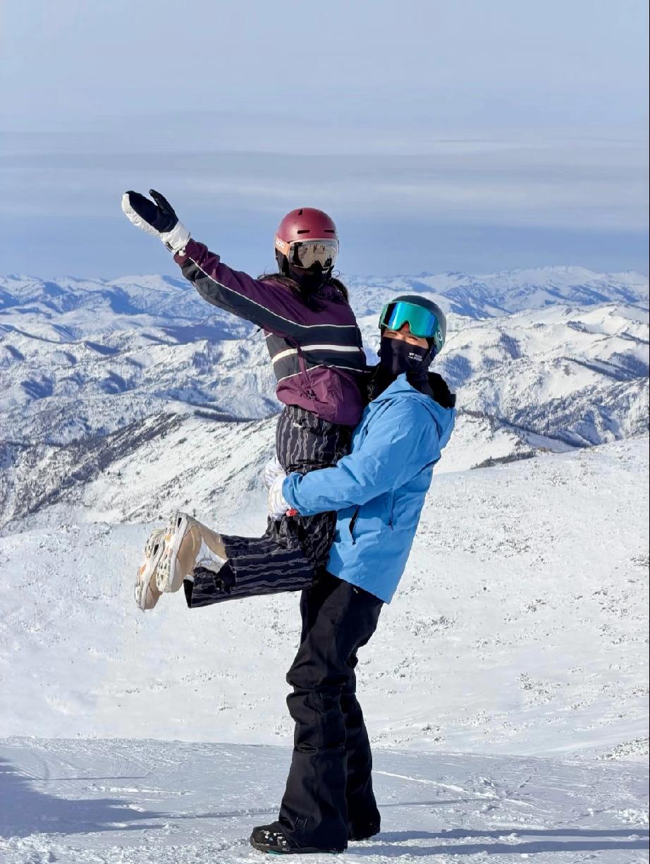 杨采钰和富二代老公秀恩爱，她晒出11月份的照片，她和孩子爸又出去旅游了，两人在户