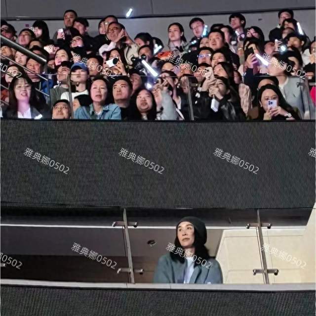 那英老了，现身庾澄庆演唱会的她皮肤黝黑双下巴明显就一普通大妈