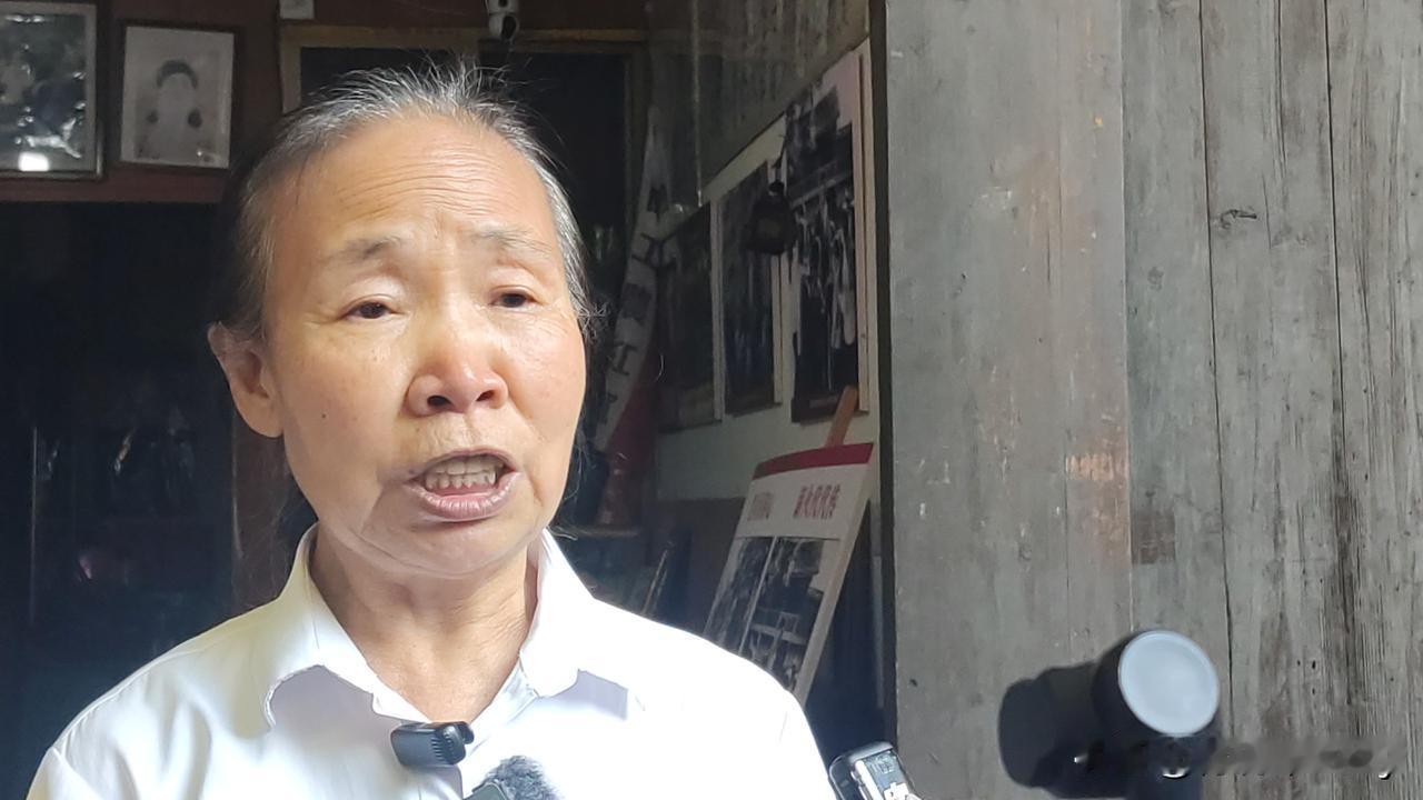 贵州遵义市习水县西部的土城镇，有一位老红军何木林，他的儿媳妇林成英向我们讲述了何