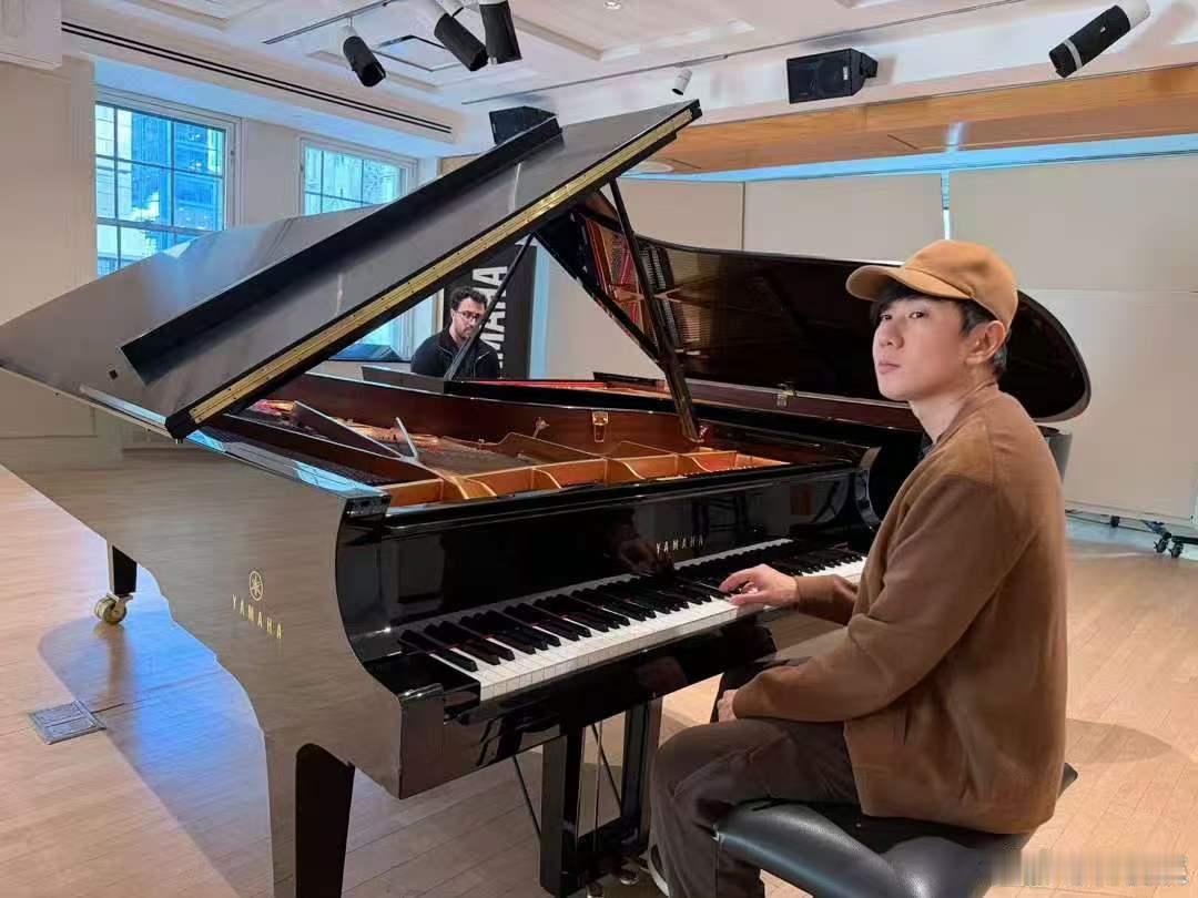 林俊杰大方晒和女友合照林俊杰晒女友七七毕业照 林俊杰晒和女友合照，大大方方地就是