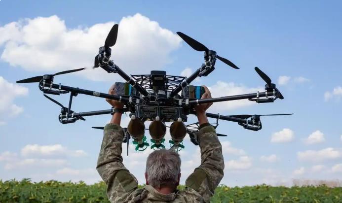 又一名俄罗斯无人机操作员投诚乌克兰武装部队。
评论区炸了，毕竟无论哪个国家，人们