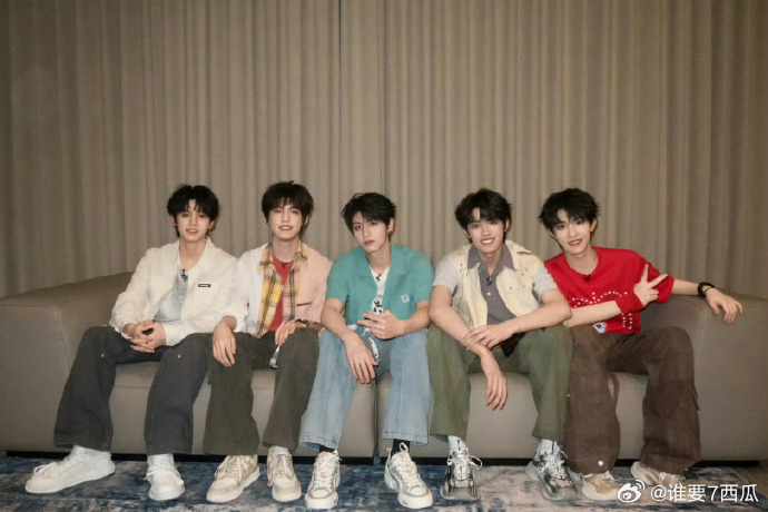 TOP登陆少年秋晚录制网传TOP登陆少年将参加今年的中秋晚会，山西长治的朋友们准