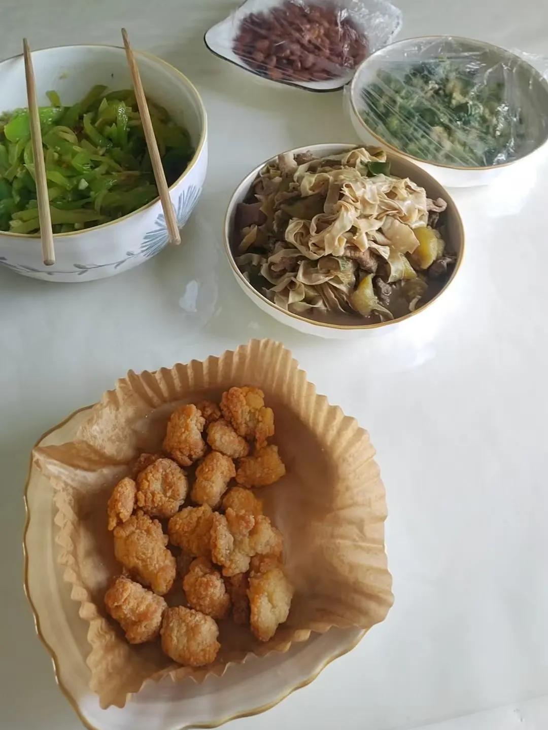 2025.5.4晚饭🥢
晚上六点多下班回来，
老妈把晚饭都做好了！
油炸鸡米花