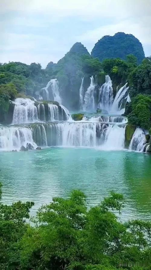 《浣溪沙·自勉》
 
金无足赤世常态，
人非完璧莫自哀。
尽心珍惜亦悠哉。

不