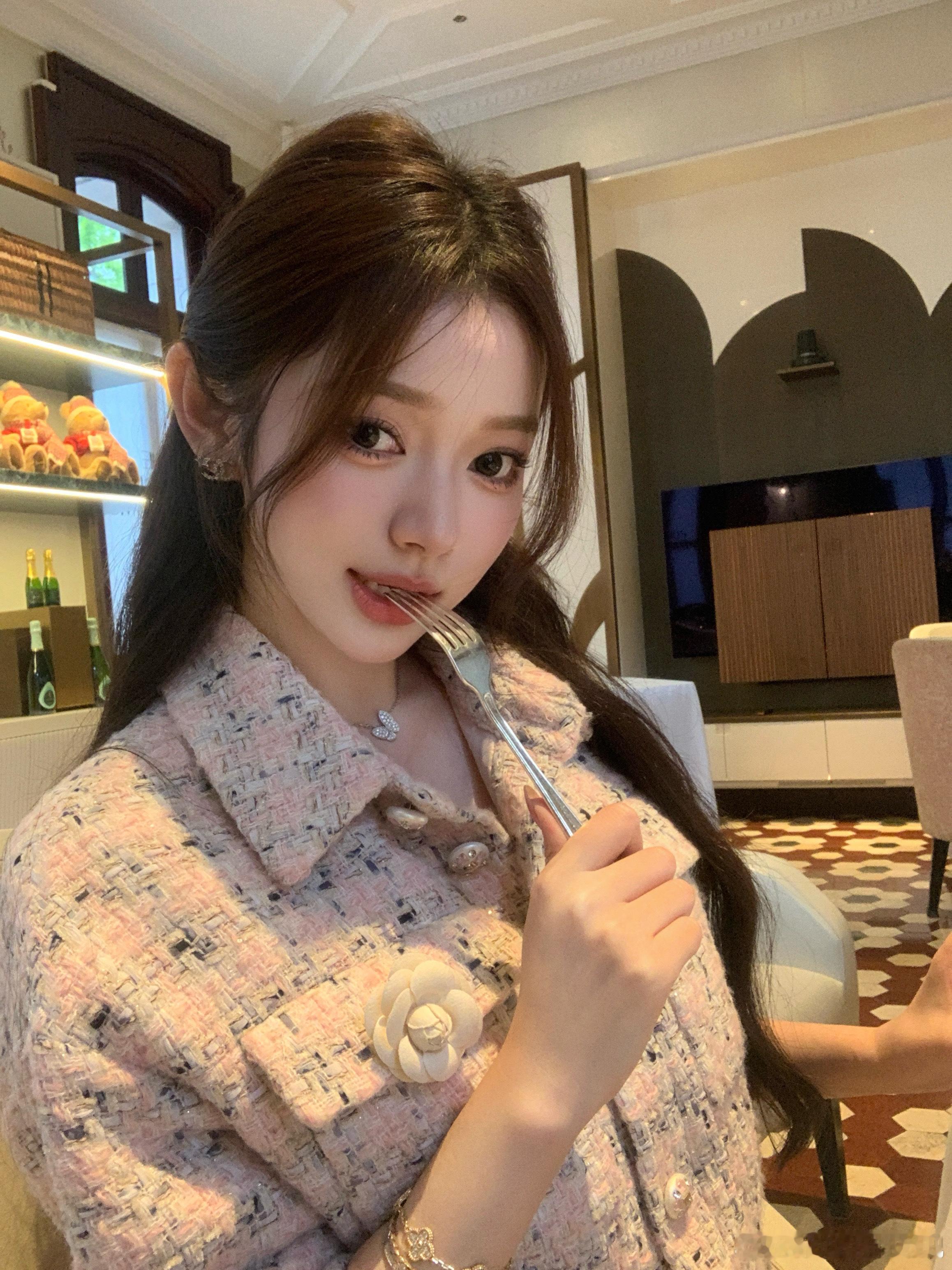 我差点忘了我还有个小号了 还有两个vlog待发 一大堆7788 杀了我吧[苦涩]