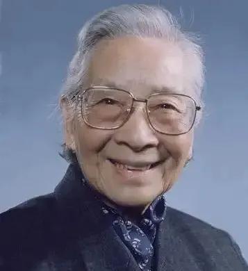 1994年5月，韶山。

一位88岁的老人，走进毛泽东同志故居。泥砖墙，青瓦顶，