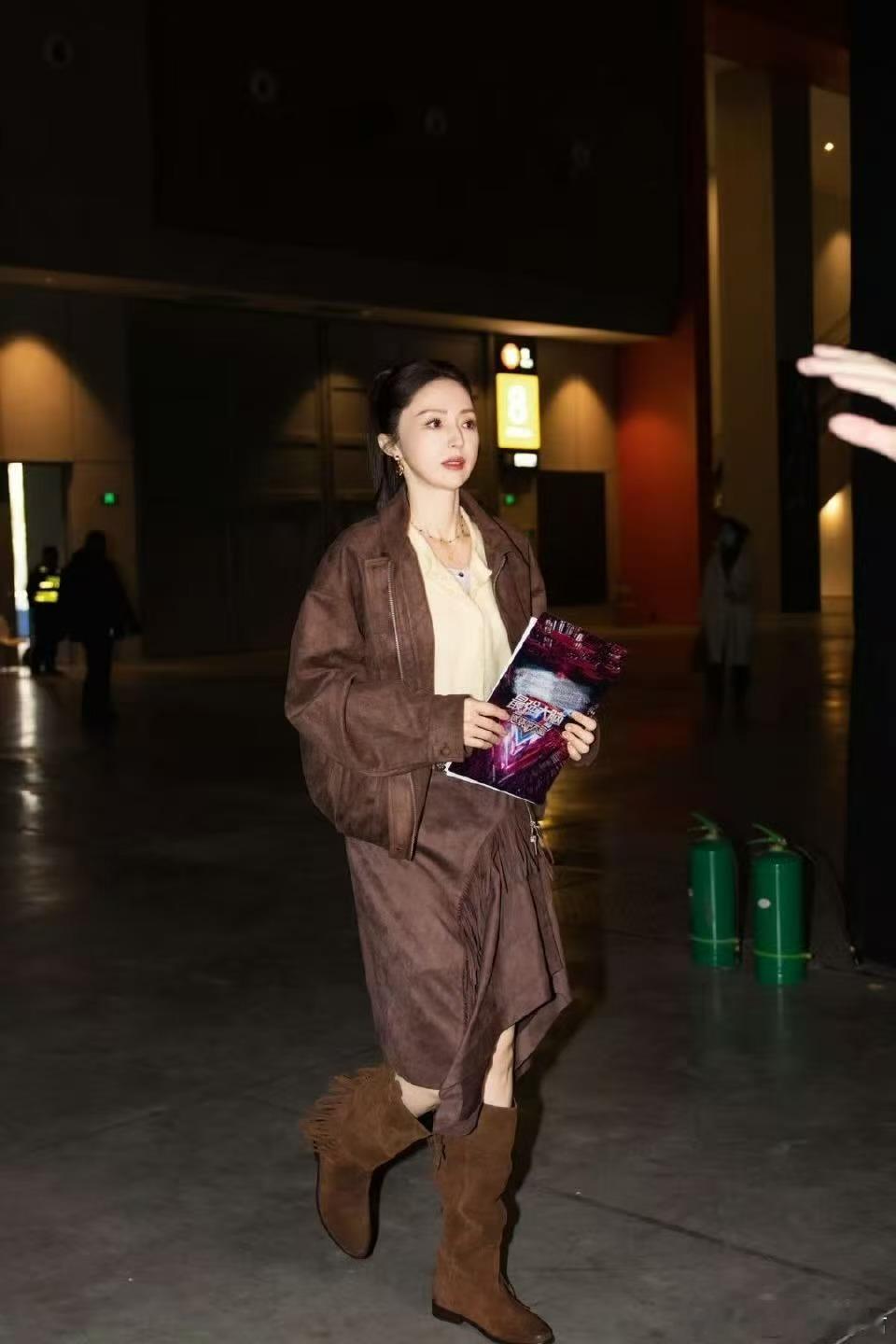 董璇录制最强大脑 董璇录制《最强大脑》，被网友调侃为“提前为小酒窝铺路”。有了清