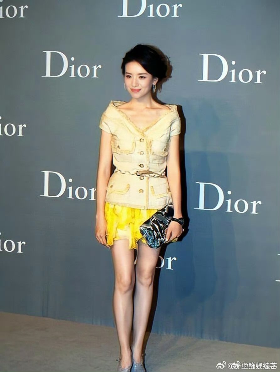 年轻时候的董洁 颜值巅峰太能打！年轻时的董洁五官精致柔和，自带氛围感，随便一拍都