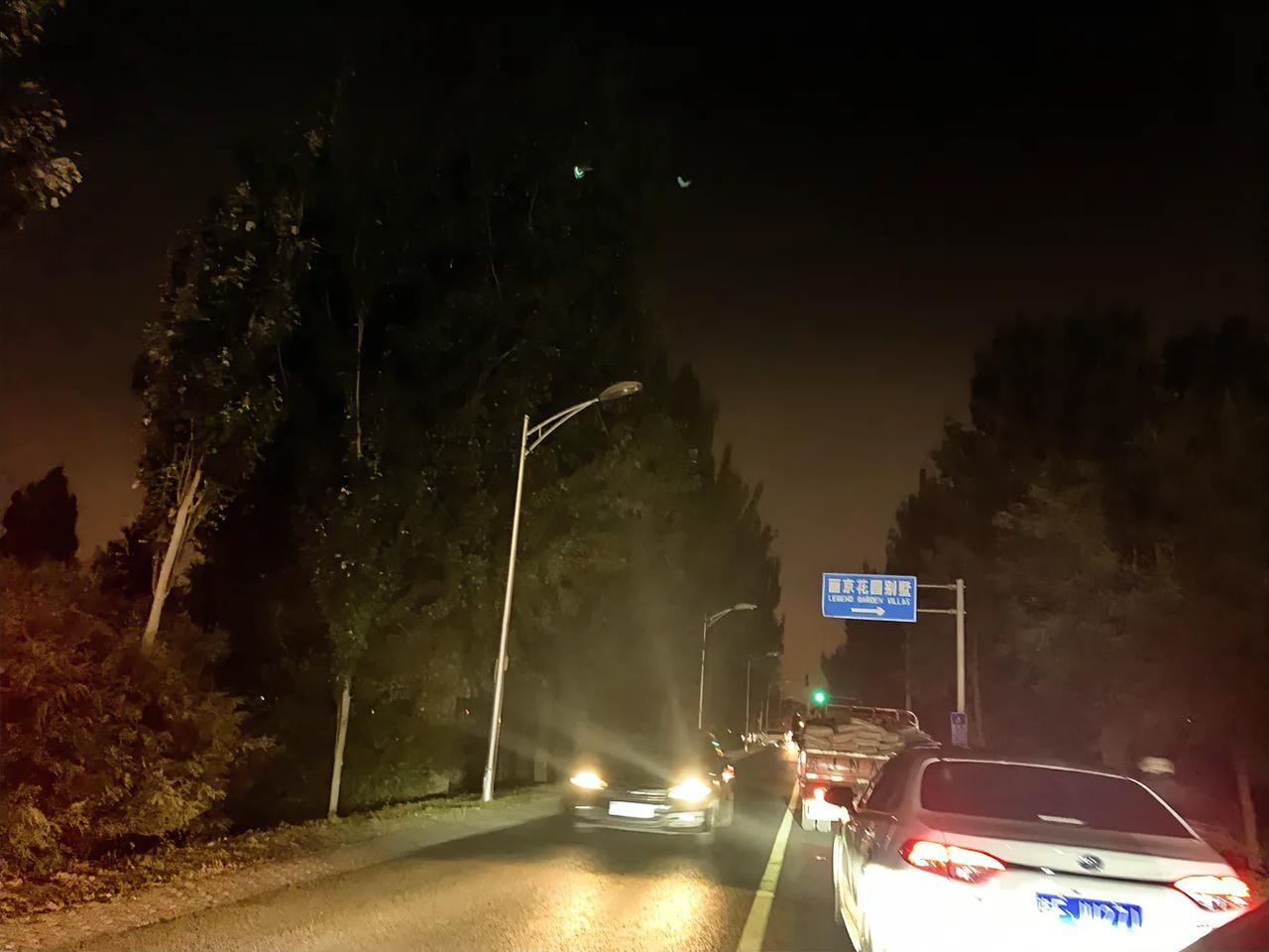 昨晚首都机场进城堵傻了，看高速堵，从李天路绕路打算走段辅路再上高速，结果李天路口