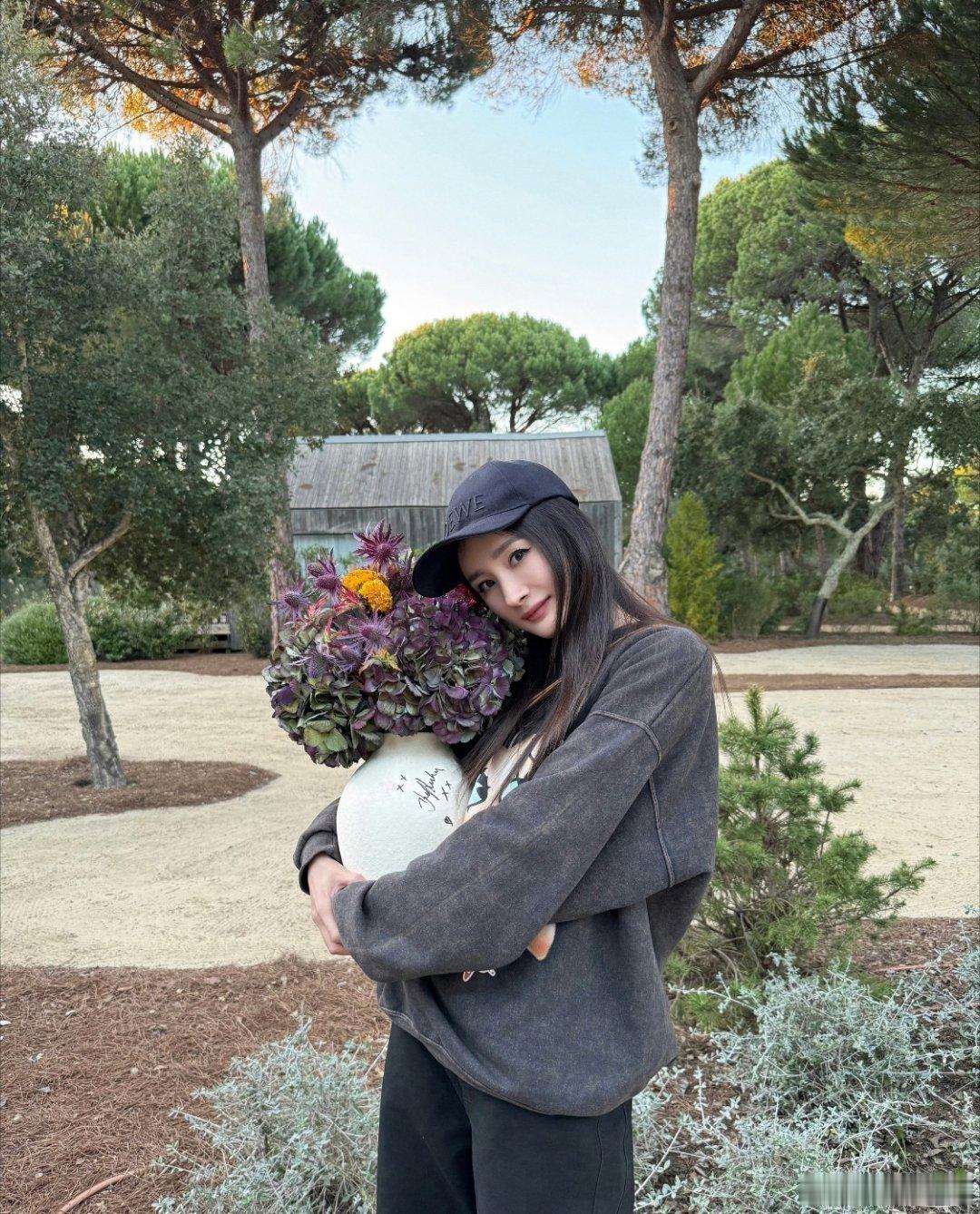 杨幂私下性格好鲜活杨幂私下性格好鲜活，活人感好强，灵动跳脱自带松弛感，完全萌萌的
