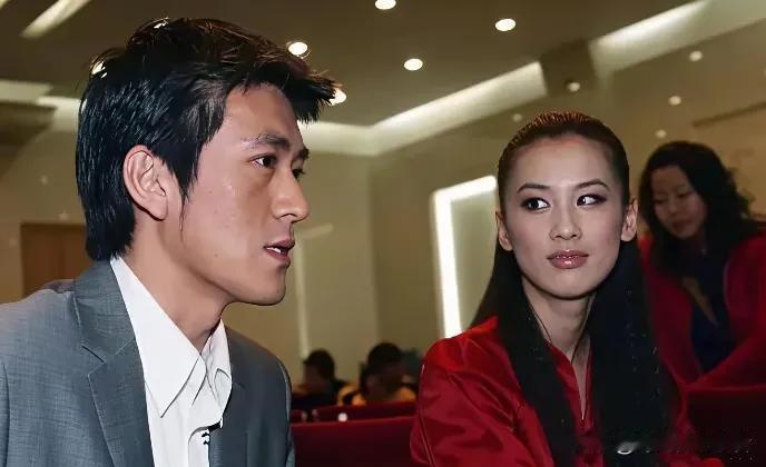 不怪杨子当初一心把资源给黄圣依，黄圣依的眼神真是太迷人了，看杨子的时候都带着电波