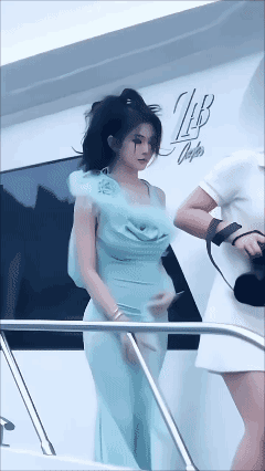穿这么长的裙子到游艇🛥上玩能安全吗？🤔
