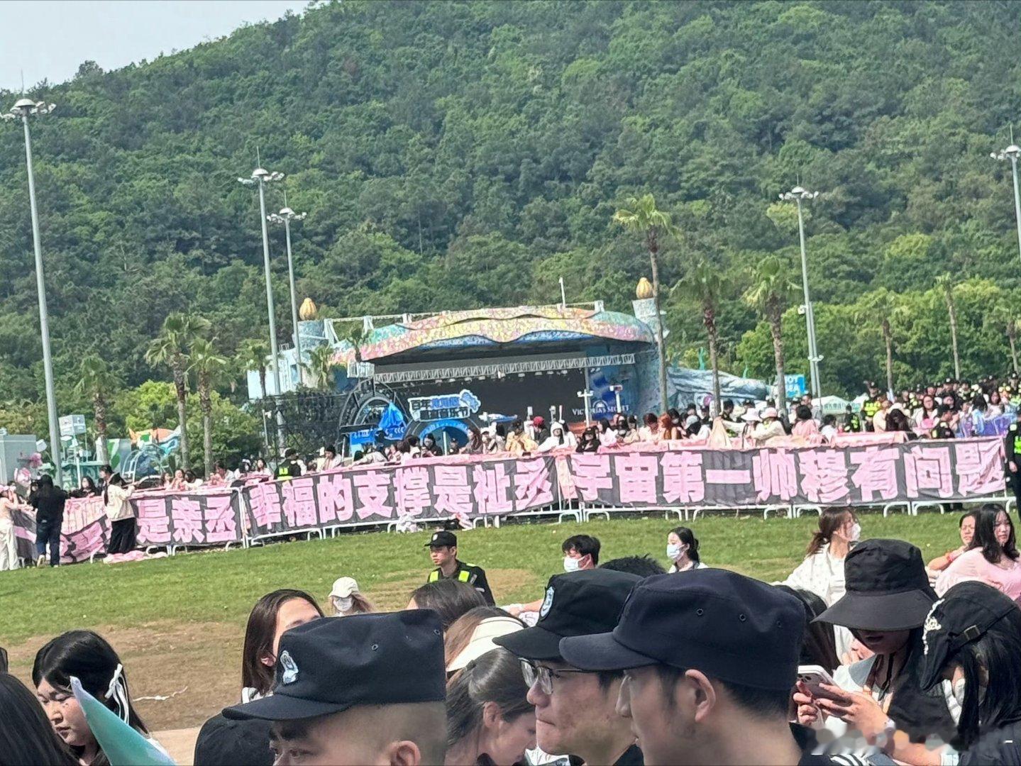 穆祉丞太湖湾音乐节应援排面穆祉丞好棒小纸团好棒橙粉色好美，期待今晚穆祉丞的精彩演