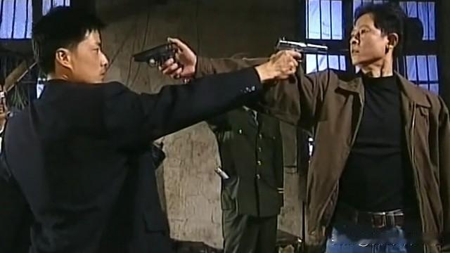 右边的枪像个玩具，明显没有另一把威武。