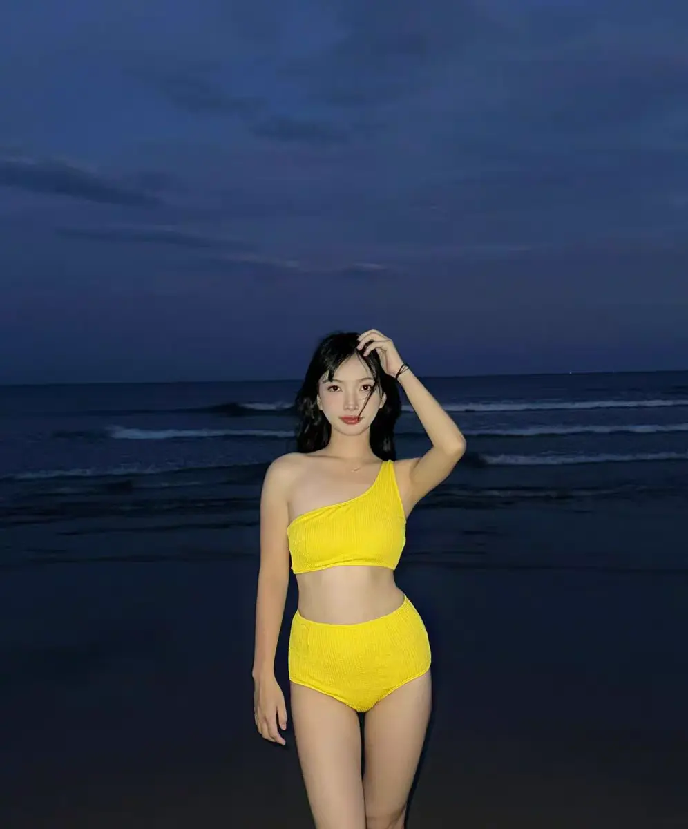 黄色泳装美女。黄色泳装美女