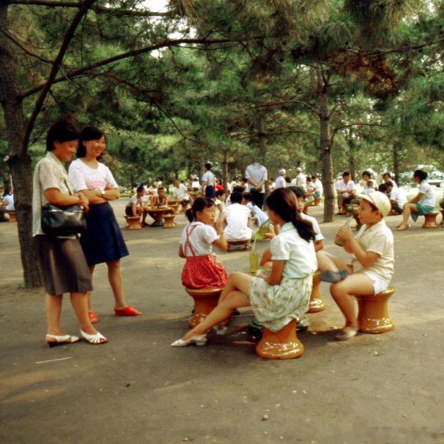 北京西直门内官园，公园休憩区玩乐放松的孩童与陪同家长。摄影 孙志江 
