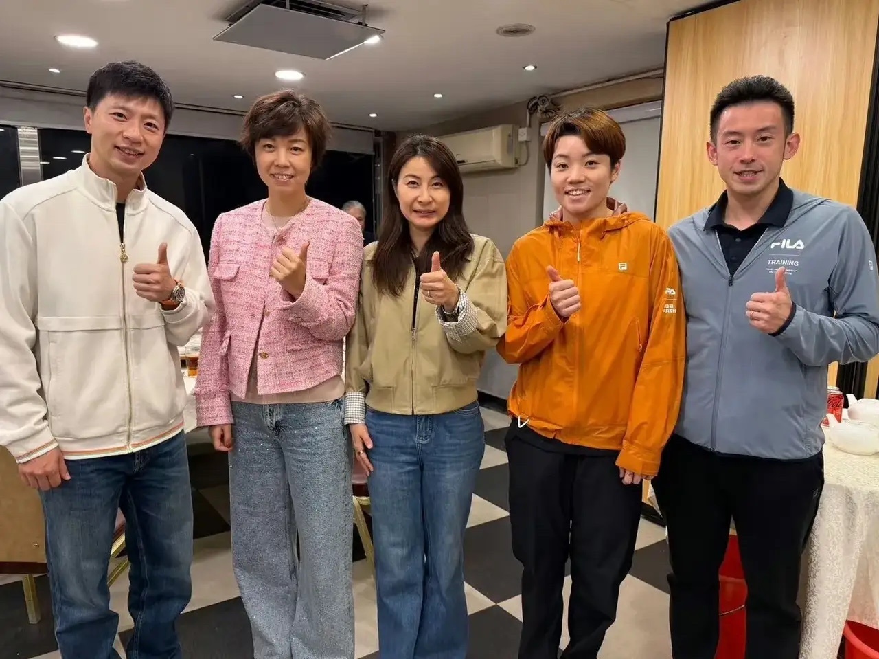 马龙、张怡宁、郭晶晶、杜凯琹、黄镇廷合影(3月20日)，看到这张照片后，有网友开