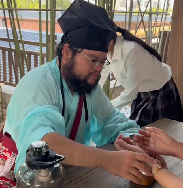 两张银票把脉问诊，开封万岁山不仅只有王媒婆还有“胖郎中”！

开封万岁山武侠城最