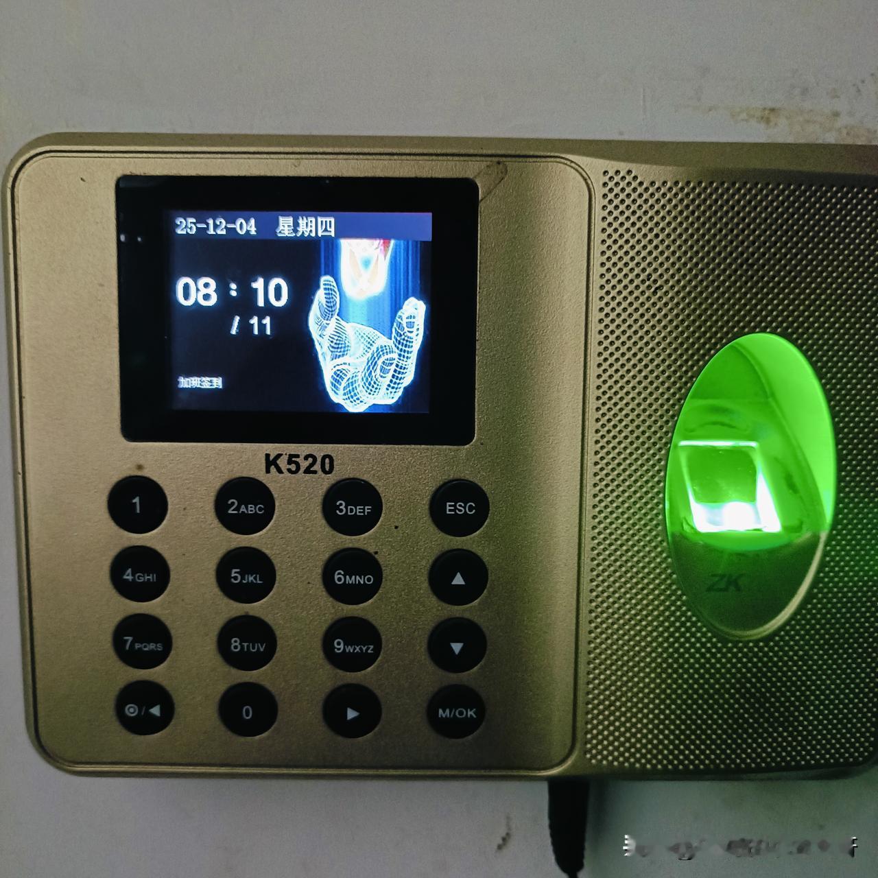 你偷的每一份懒，都会以另一种方式回报你。

昨晚上我躺在床上看书，看到11点半眼