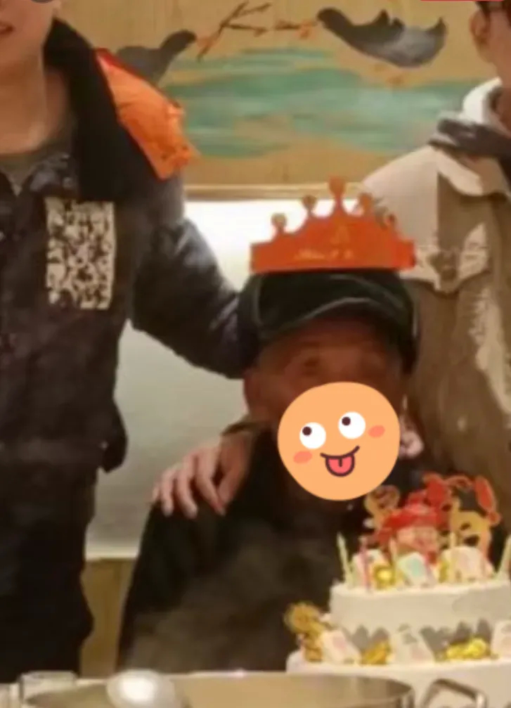 去年爷爷的生日，父亲和小叔各给爷爷8888块，姑姑给爷爷80000块，爷爷转手就