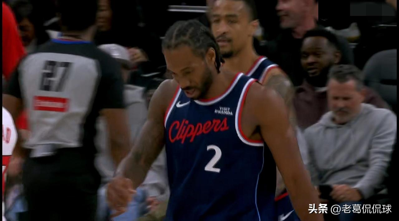 快船当家球星伦纳德真是太会夸人了！在今天快船主场以119：94轻取猛龙的赛后采访