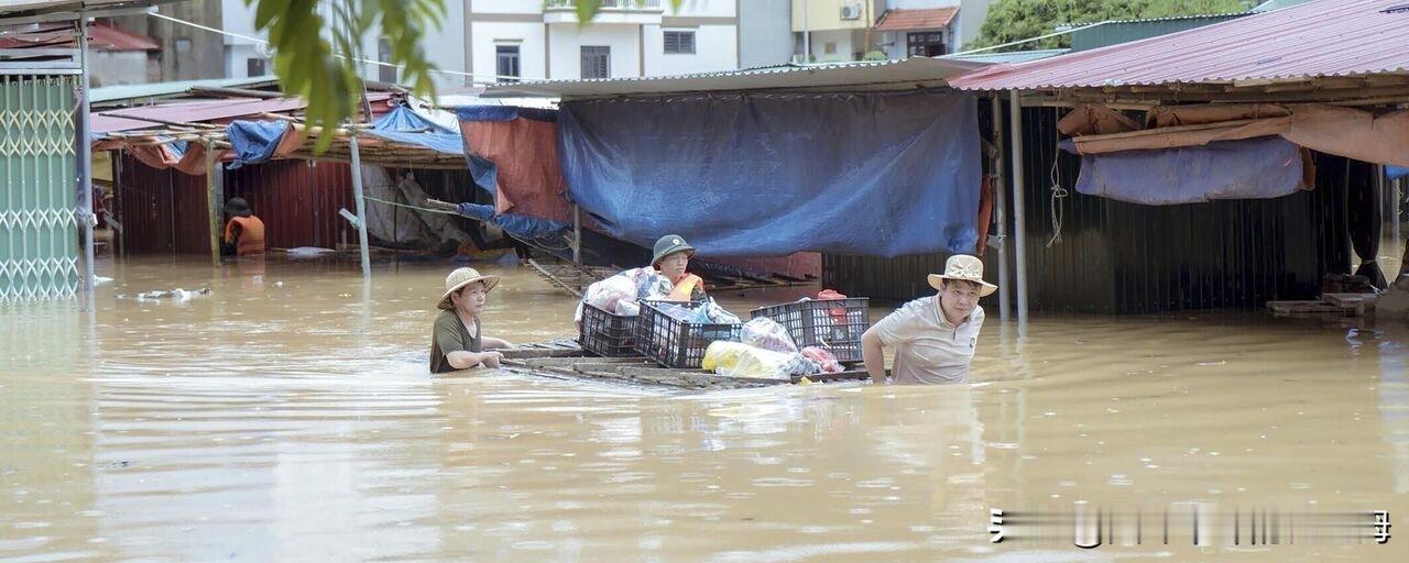 突发！2025年10月30日，越南中部发生历史性洪灾，已致多人死伤！10月29日
